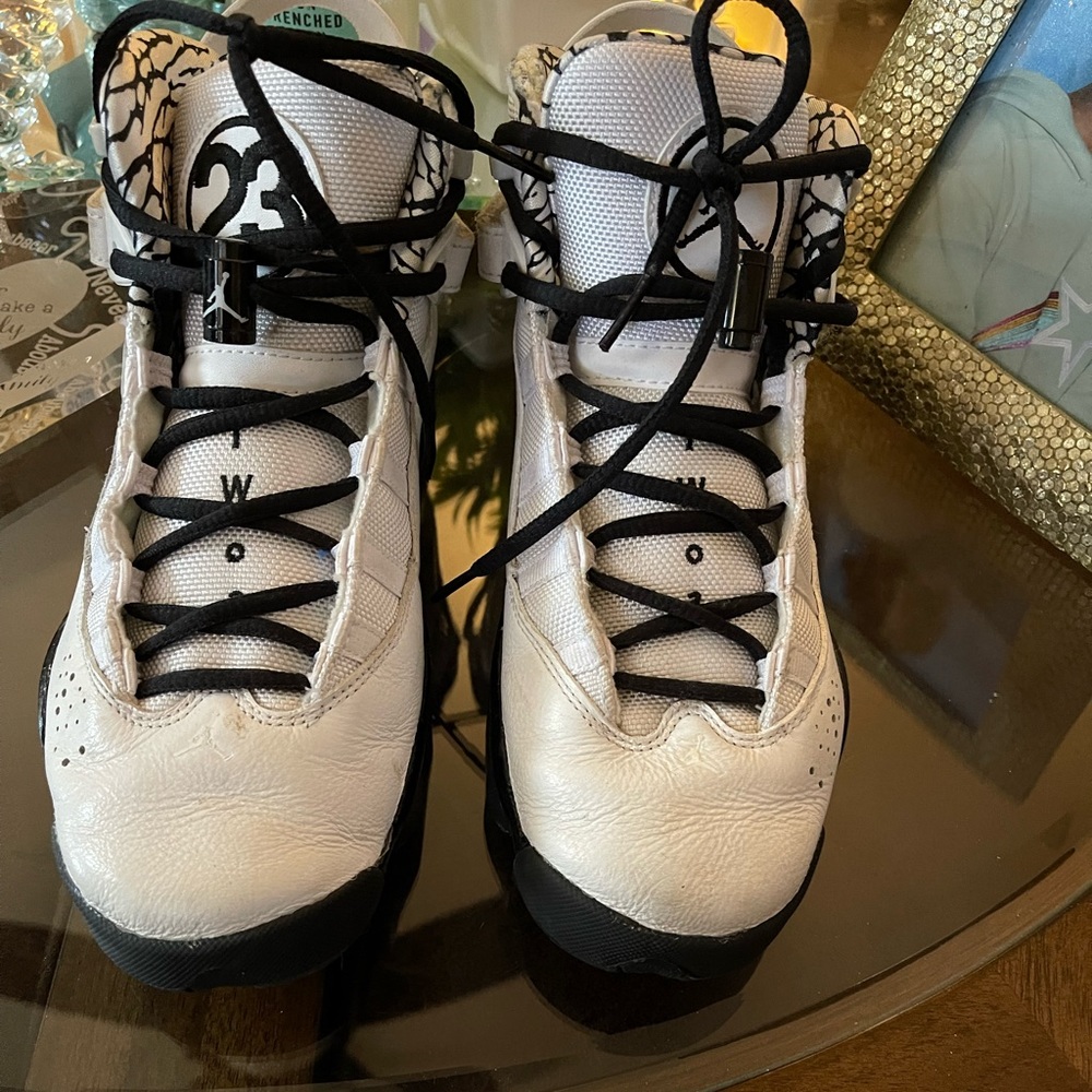 Big boys Nike air Jordan’s black and white size 7